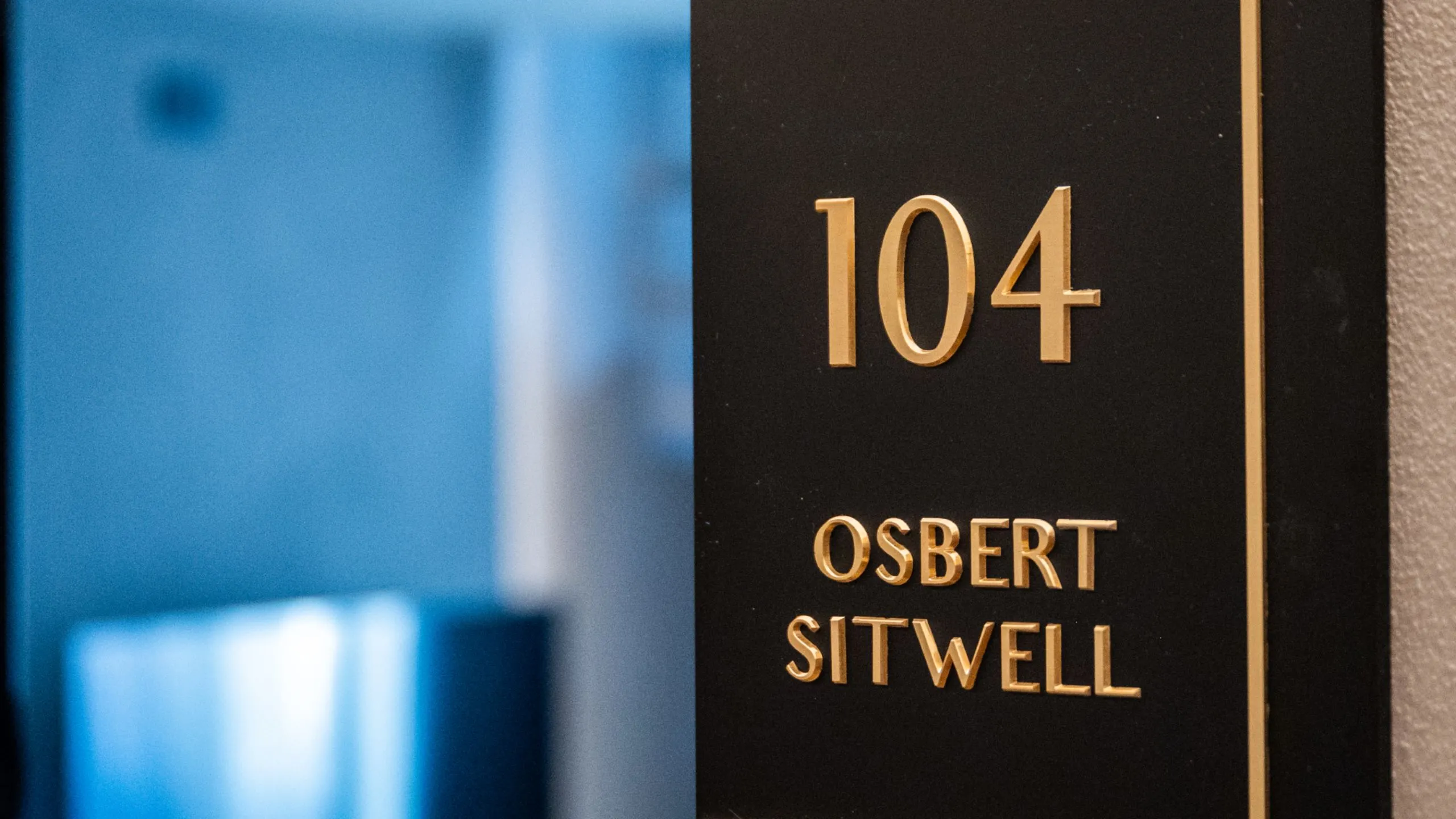 Targa camera 104 Junior Suite Osbert Sitwell: dettaglio porta in nero e oro a Villa Conrad Taormina.