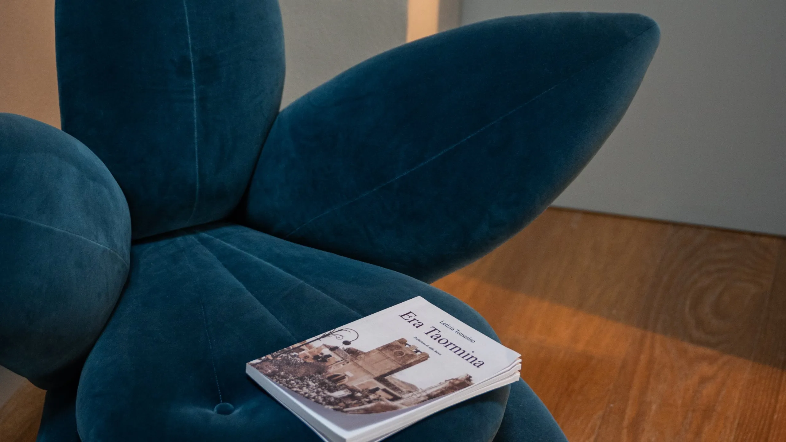 Poltrona Getsuen di Edra a forma di giglio blu nella Junior Suite Sitwell a Villa Conrad Taormina.