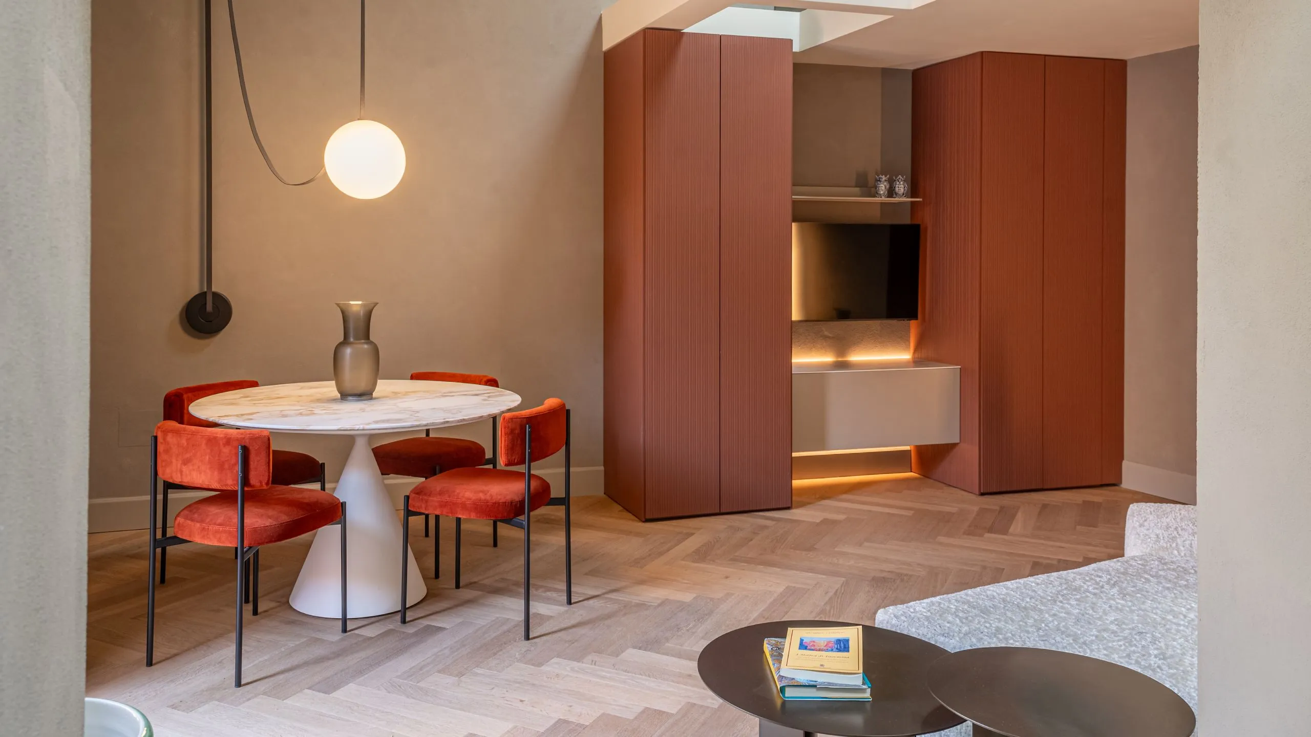 Letto matrimoniale Suite Executive Basil Conrad: testiera sagomata a motivi grigi e lampade di design accese.