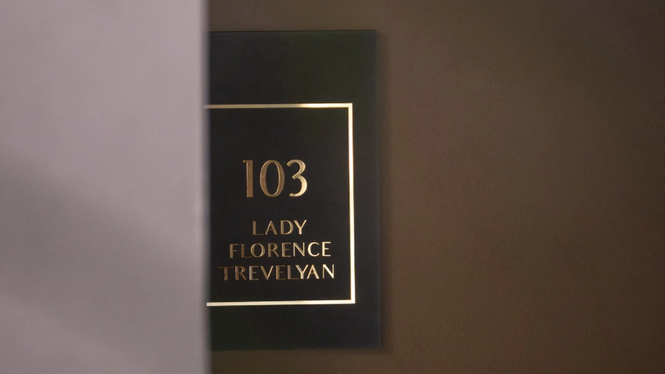 Targa della camera 103 Suite Lady Florence Trevelyan: dettaglio elegante in oro e nero a Villa Conrad.